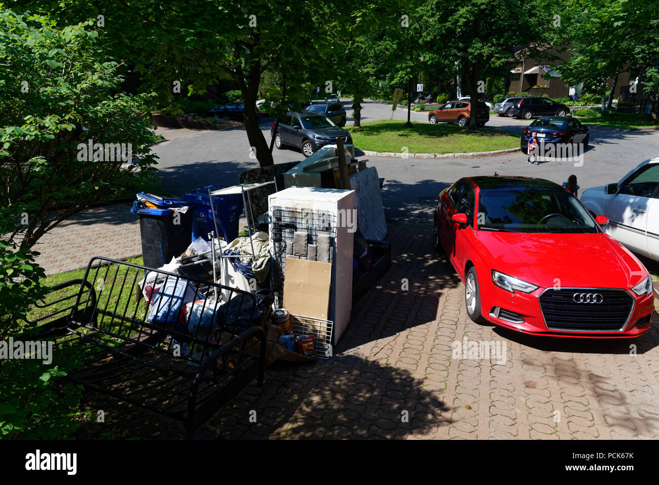 Un énorme tas de déchets déversés dans la rue à Québec le jour du déménagement du 1er juillet. Banque D'Images