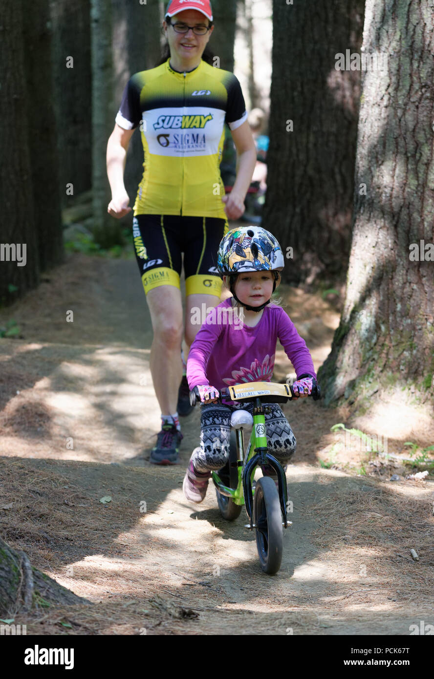 Une petite fille (3 ans), équitation, vélo d'équilibre dans le royaume Trails atEast Burke, Vermont, Etats-Unis Banque D'Images