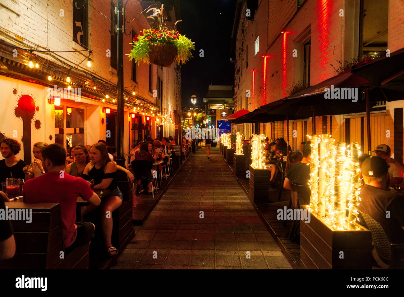 Les gens se boire sur la terrasse du Pub L'Ile Noire le soir à Montréal - sur la Place Paul-Émile Borduas, une petite rue juste à côté de la rue St Denis. Banque D'Images