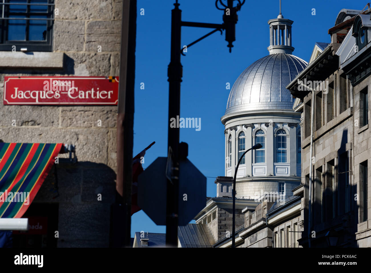 Une vue de la Place Jacques Cartier le long de la Rue St Paul dans le Vieux-Port de Montréal avec le dôme de la derrière le Marché Bonsecours Banque D'Images