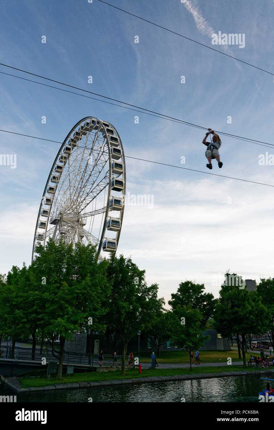 Une personne à descendre la corde à Montréal Vieux Port avec La Grande Roue de Montréal derrière Banque D'Images