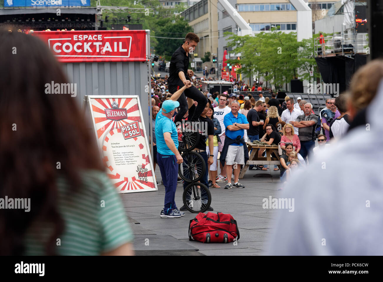 Les foules se rassemblent pour surveiller un monocycle à trois roues au festival Juste pour rire à Montréal Banque D'Images