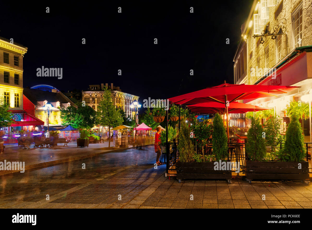 Une longue terrasse de restaurant sur la Place Jacques Cartier dans le Vieux-Port de Montréal District Banque D'Images