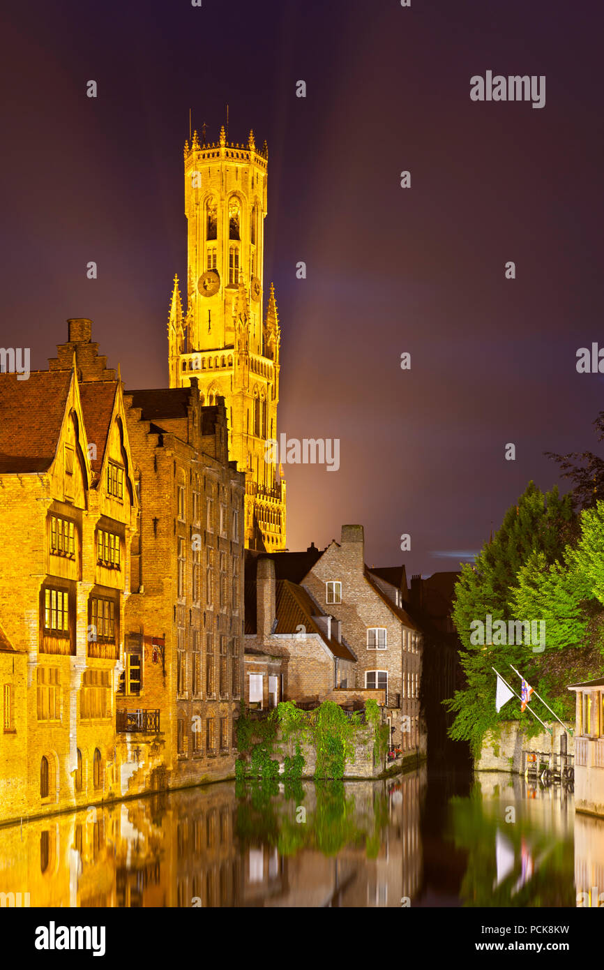 La célèbre Rozenhoedkaai à Bruges comme shot verticale aux couleurs du ciel nocturne. Banque D'Images