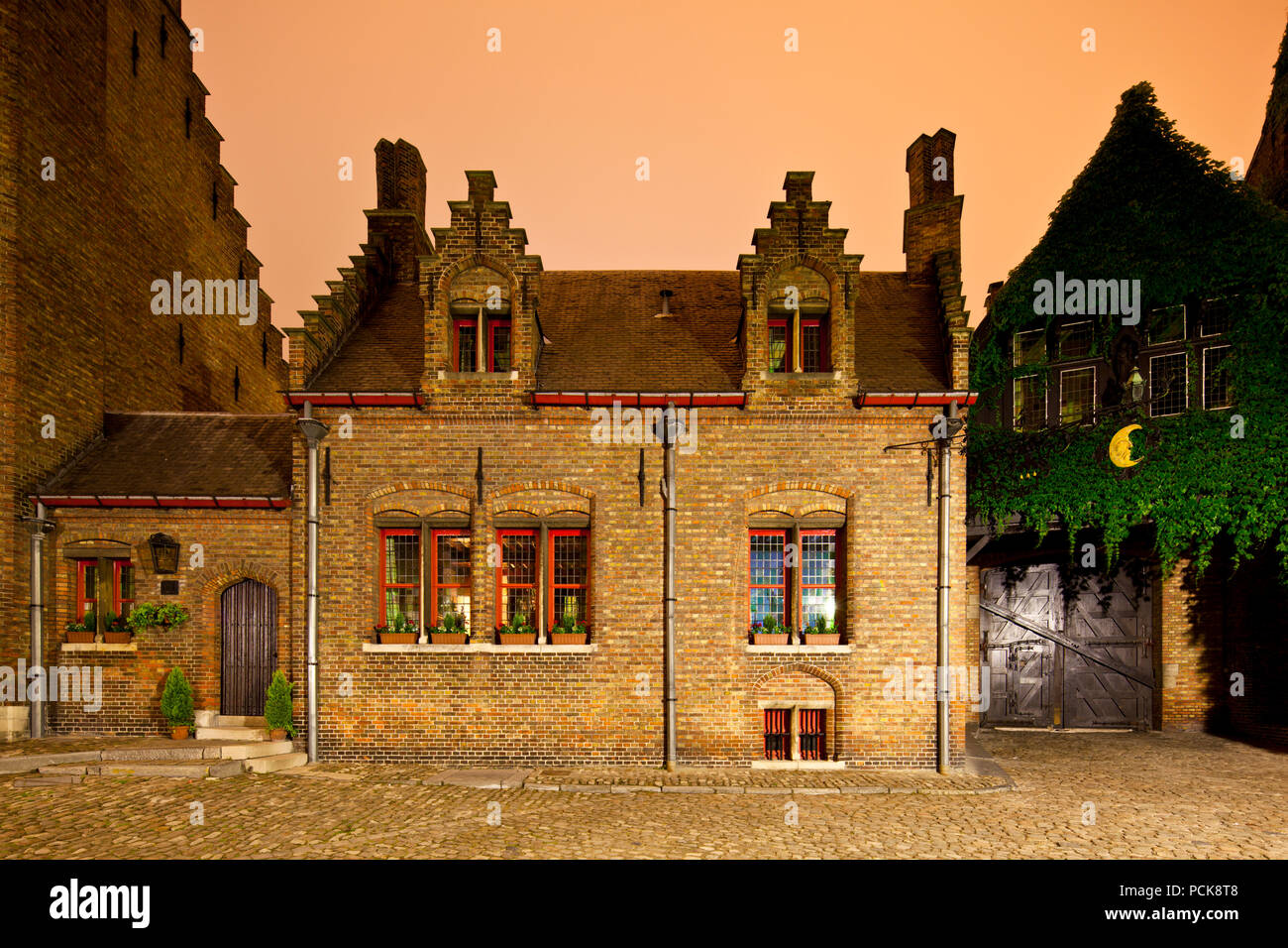 Une petite vieille maison en brique près du musée Gruuthuse à Bruges dans la nuit. Banque D'Images
