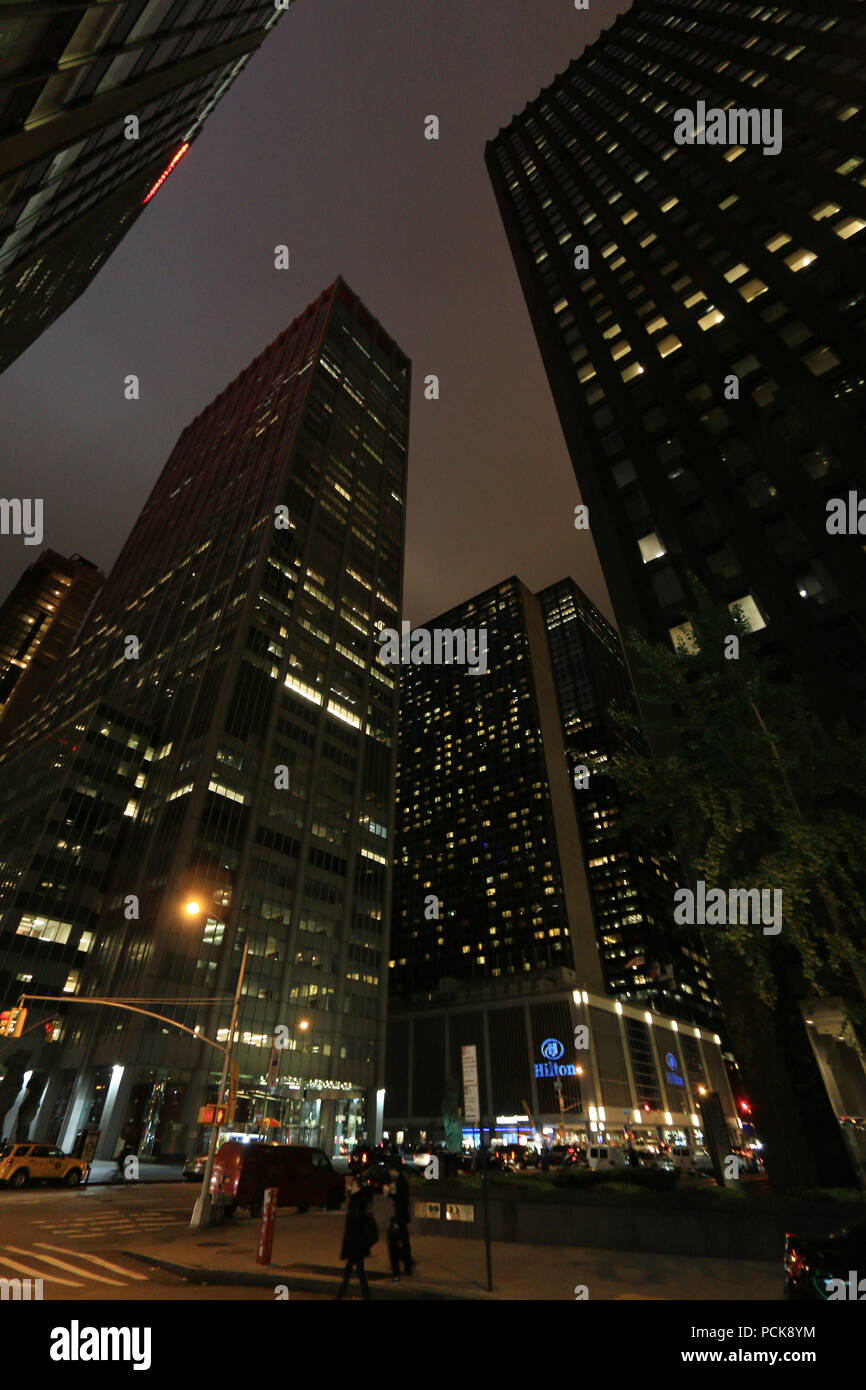 Vue de nuit le New York Hilton Midtown, le plus grand hôtel de Big Apple - Manhattan, New York City, NY, United States Banque D'Images