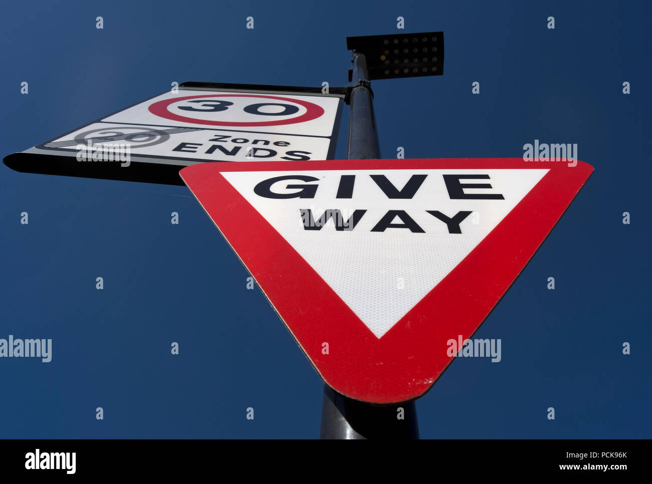 La signalisation et le début d'une limite de vitesse de 30 mi/h et la fin d'une zone de limite de vitesse de 20 mph Banque D'Images