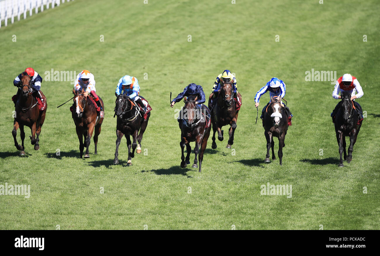 Monté par la Force terrestre jockey Ryan Moore (centre) le retour à la maison pour gagner le Qatar Richmond Stakes au cours de la troisième journée du Festival Goodwood Qatar à Goodwood Hippodrome, Chichester. Banque D'Images