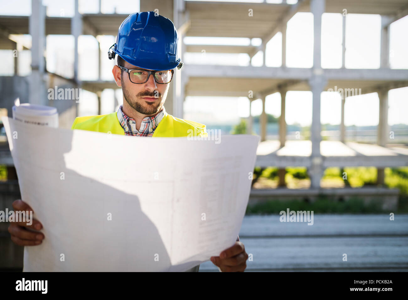 Ingénieur de construction in hardhat avec projet en mains Banque D'Images