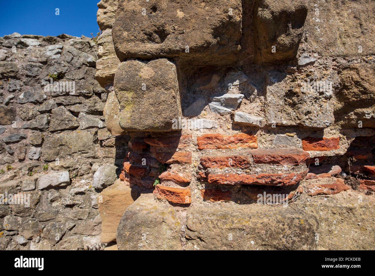 Détail de la tuiles romaines dans les murs de la Grande Tour, le château de Chepstow, au Pays de Galles Banque D'Images