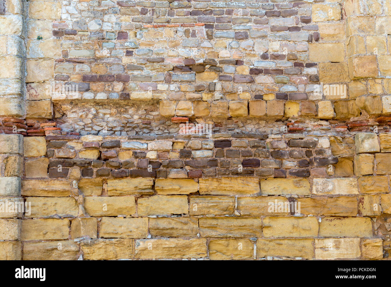 Détail de la tuiles romaines dans les murs de la Grande Tour, le château de Chepstow, au Pays de Galles Banque D'Images