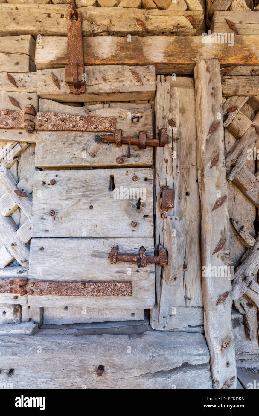 Détail de la petite porte d'entrée sur la porte d'entrée pour le château de Chepstow, au Pays de Galles Banque D'Images