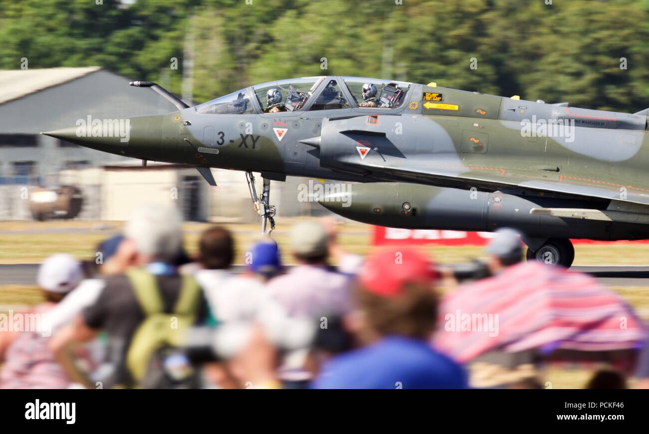 French Air Force Mirage 2000D en face de spectateurs au Royal International Air Tattoo 2018 Banque D'Images