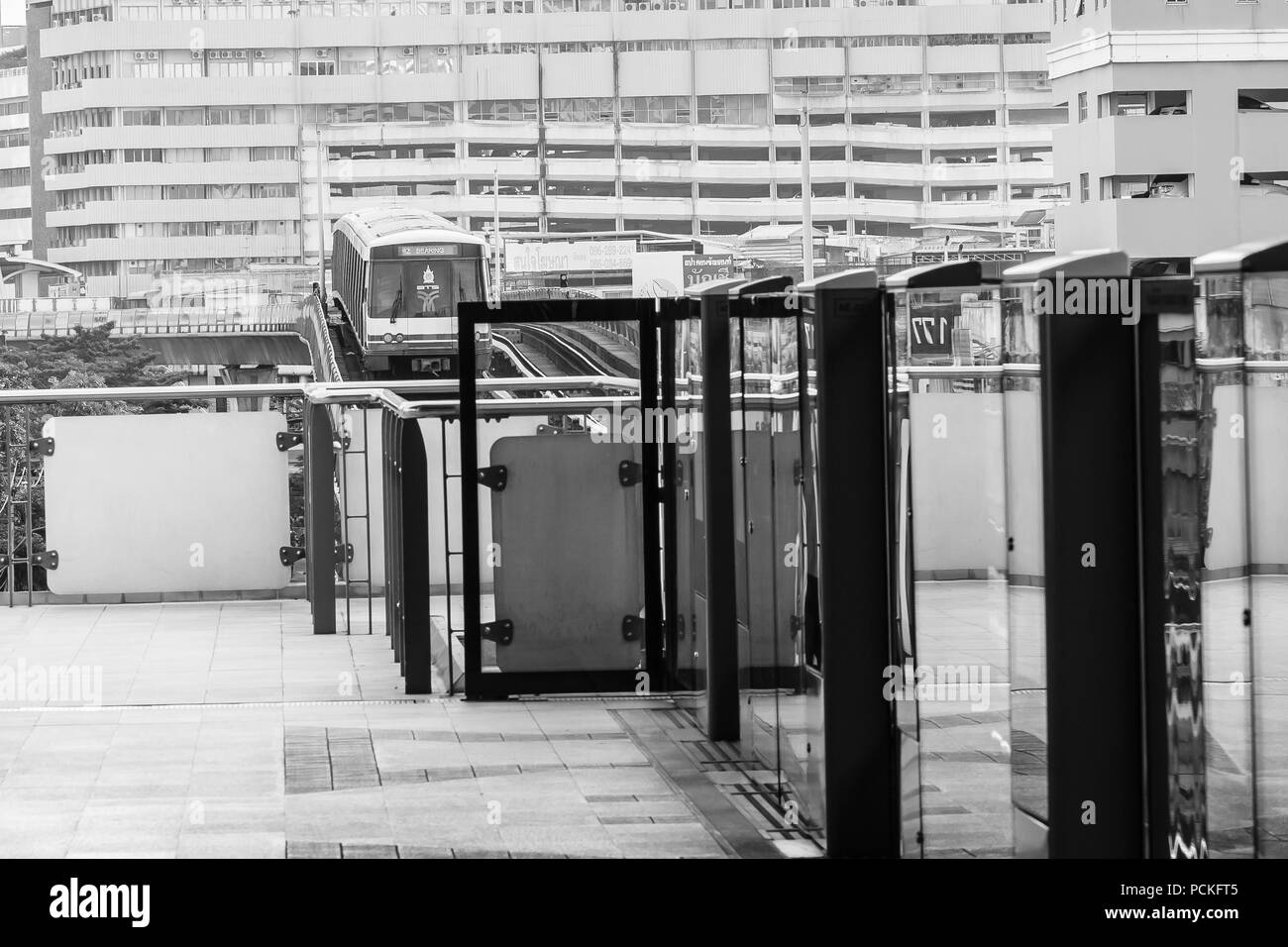 Bangkok, Thaïlande - Février 1, 2017 : plate-forme d'exotiques au BTS Sky train station Phayathai à Bangkok. Banque D'Images