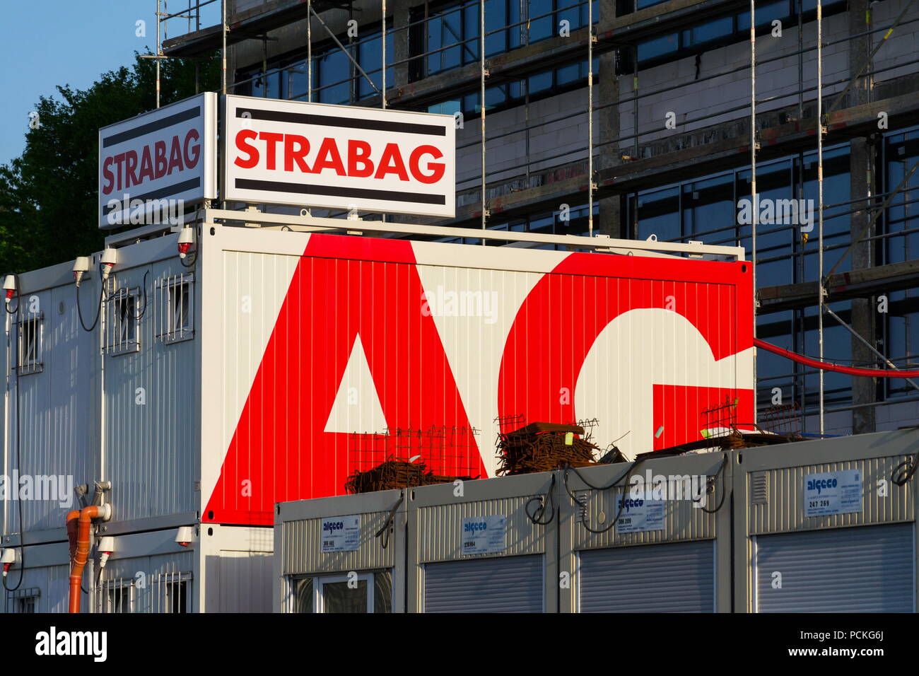 ZLIN, RÉPUBLIQUE TCHÈQUE - le 29 avril 2018 : le logo de l'entreprise autrichienne Strabag se contenant de la construction le 29 avril 2018 à Zlin, République tchèque. Banque D'Images
