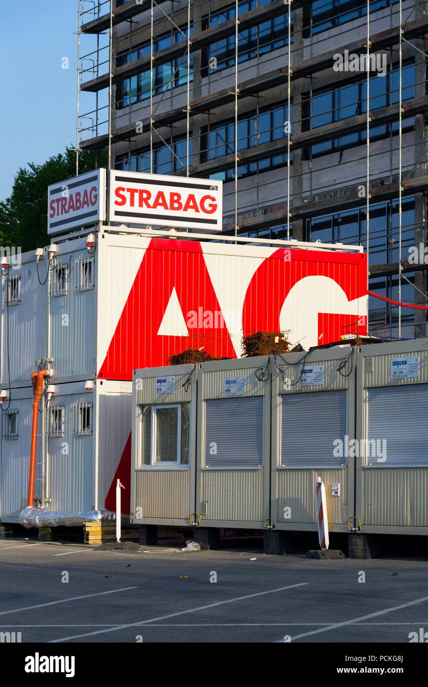 ZLIN, RÉPUBLIQUE TCHÈQUE - le 29 avril 2018 : le logo de l'entreprise autrichienne Strabag se contenant de la construction le 29 avril 2018 à Zlin, République tchèque. Banque D'Images