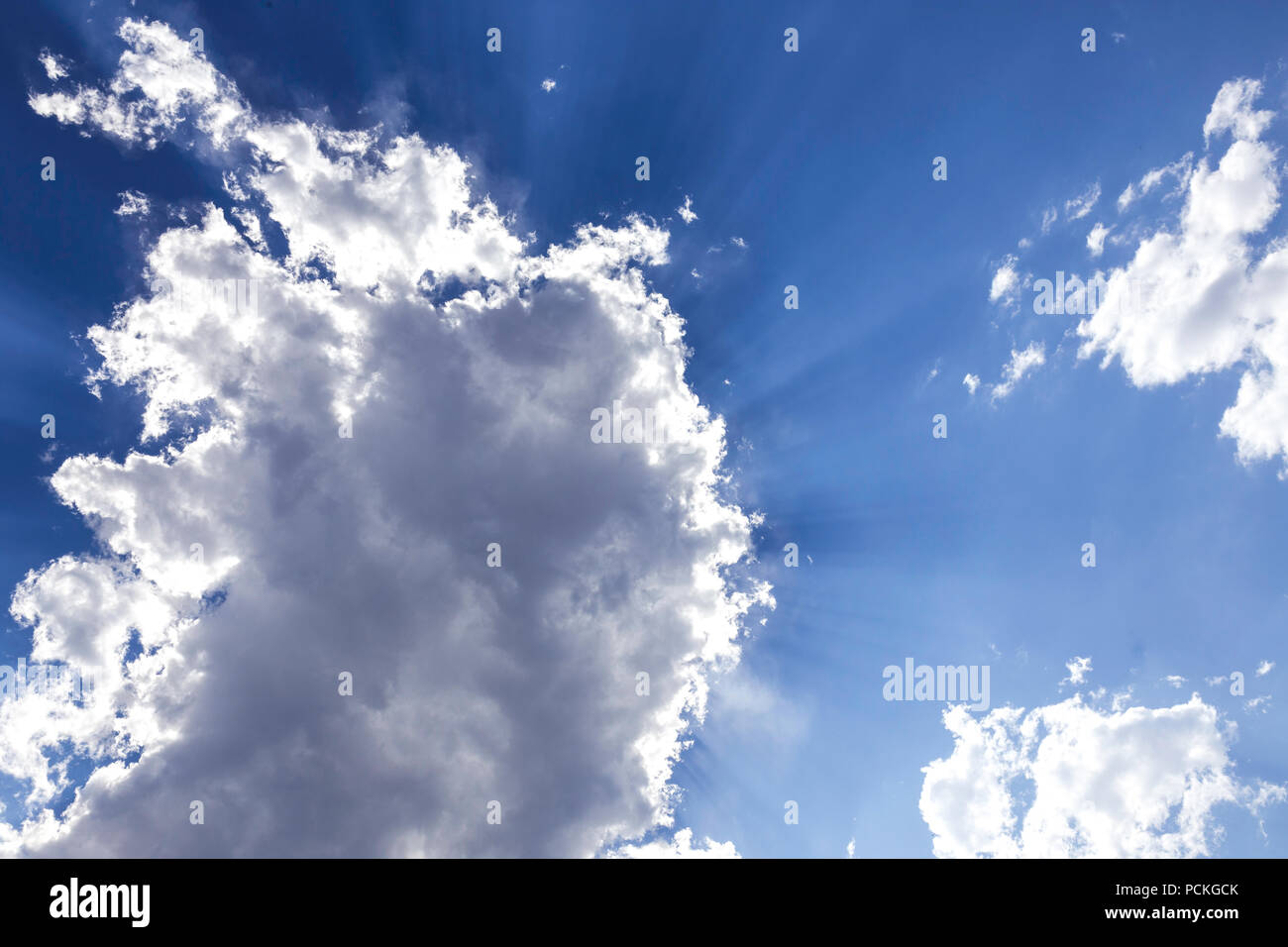 Ciel bleu et nuages, Big Sky Country, Montana, USA Banque D'Images
