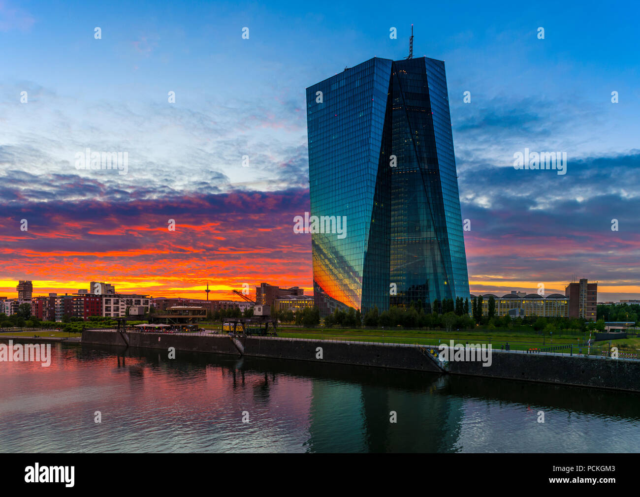 Banque centrale européenne, BCE, après le coucher du soleil, Frankfurt am Main, Hesse, Allemagne Banque D'Images