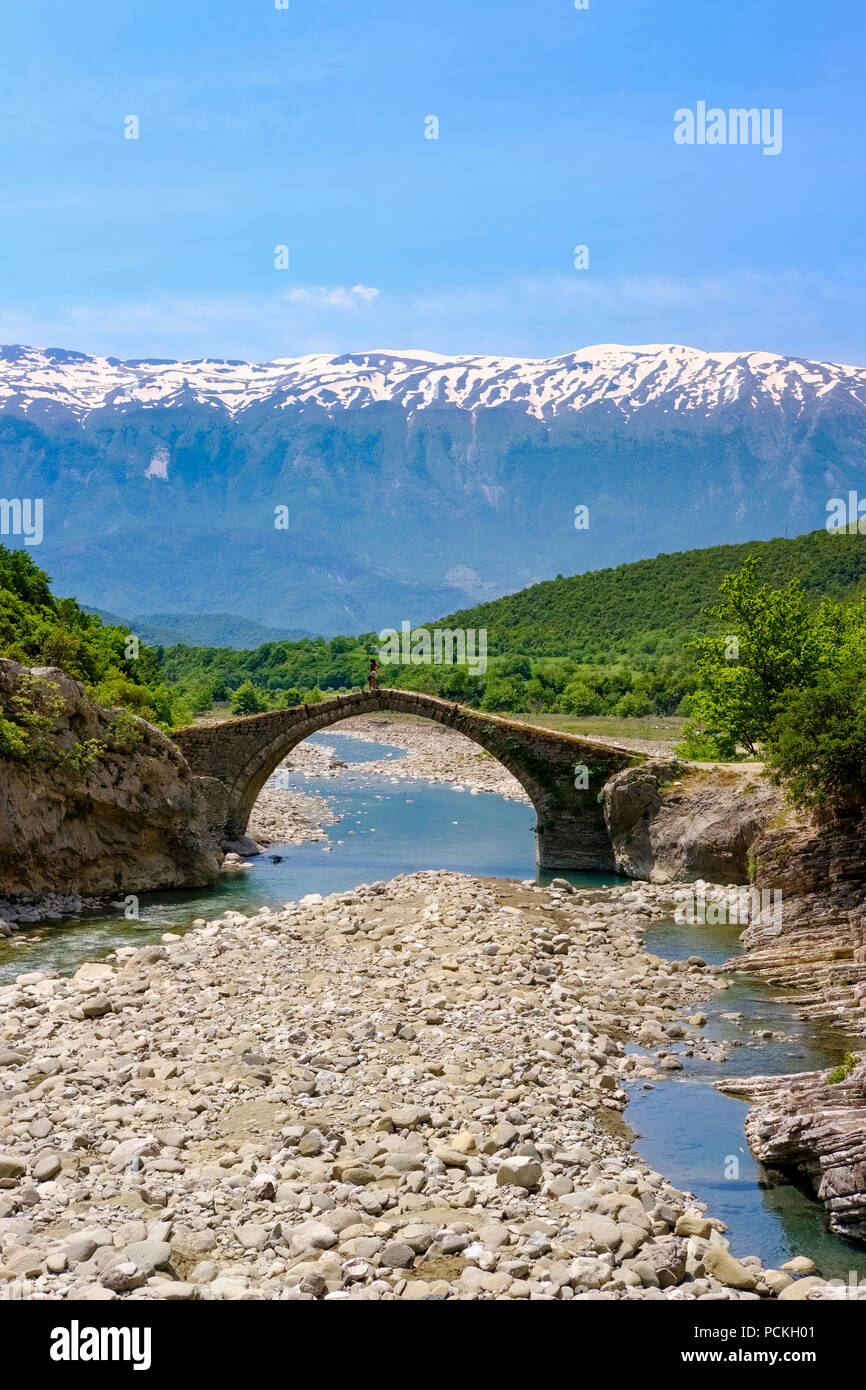 Pont en arc de pierre Ottoman Ura e Kadiut Lengarica Lengaricë, River, près du parc national permet, Hotova-Dangell, Gjirokastra Qar Banque D'Images