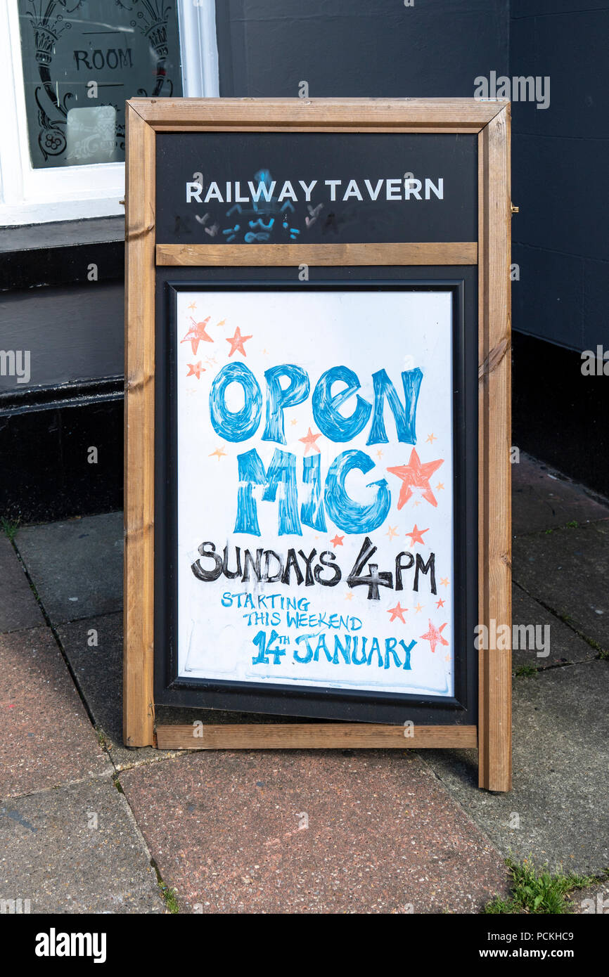 Enseigne publicitaire de l'événement Open Mic UK extérieur Pub Banque D'Images