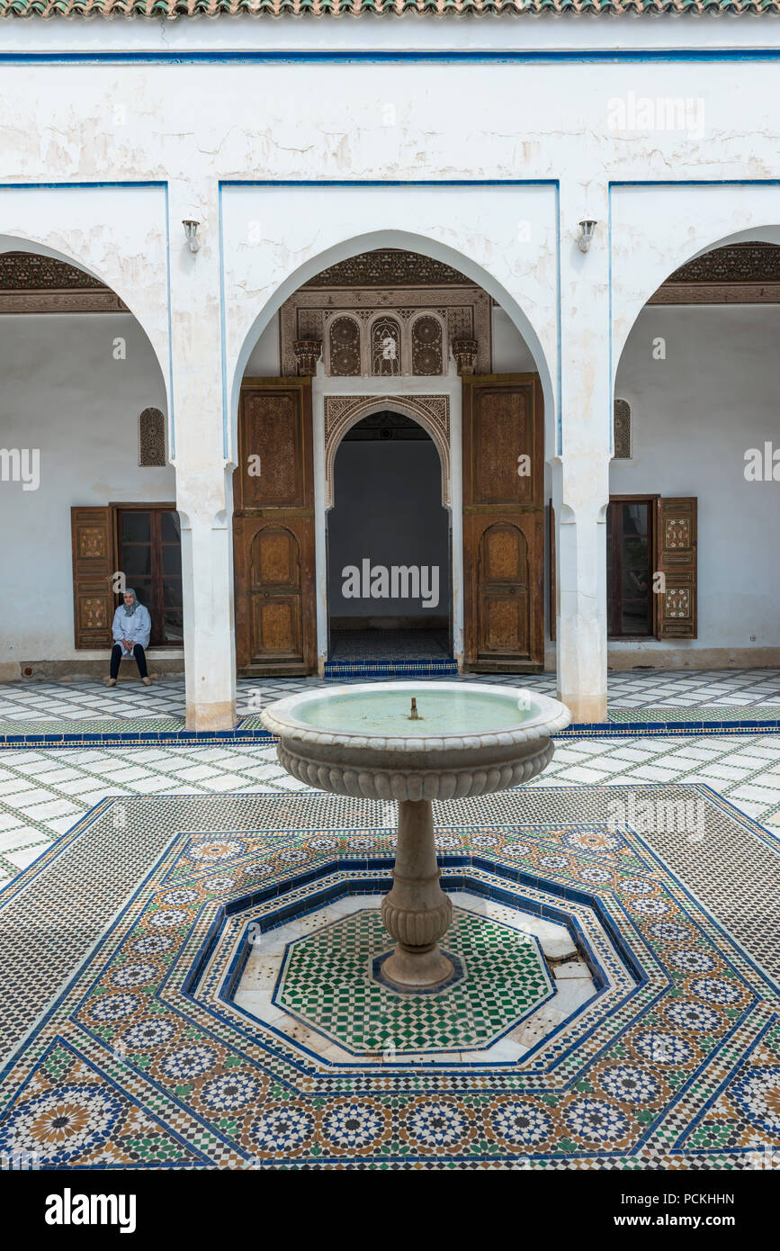 Cour intérieure avec fontaine et de colonnes, l'ornementation arabe, Palais Bahia, Marrakech, Maroc Banque D'Images