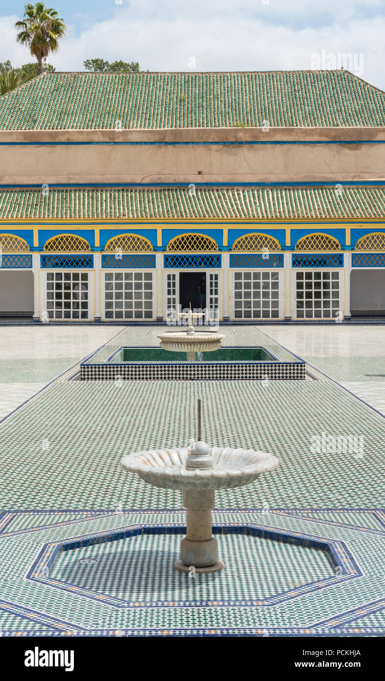 Cour richement décorée avec des colonnes et une fontaine, l'ornementation arabe, mosaïque, harem, Palais Bahia, Marrakech, Maroc Banque D'Images