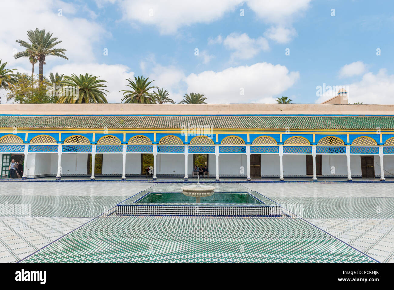 Cour richement décorée avec des colonnes et une fontaine, l'ornementation arabe, mosaïque, harem, Palais Bahia, Marrakech, Maroc Banque D'Images