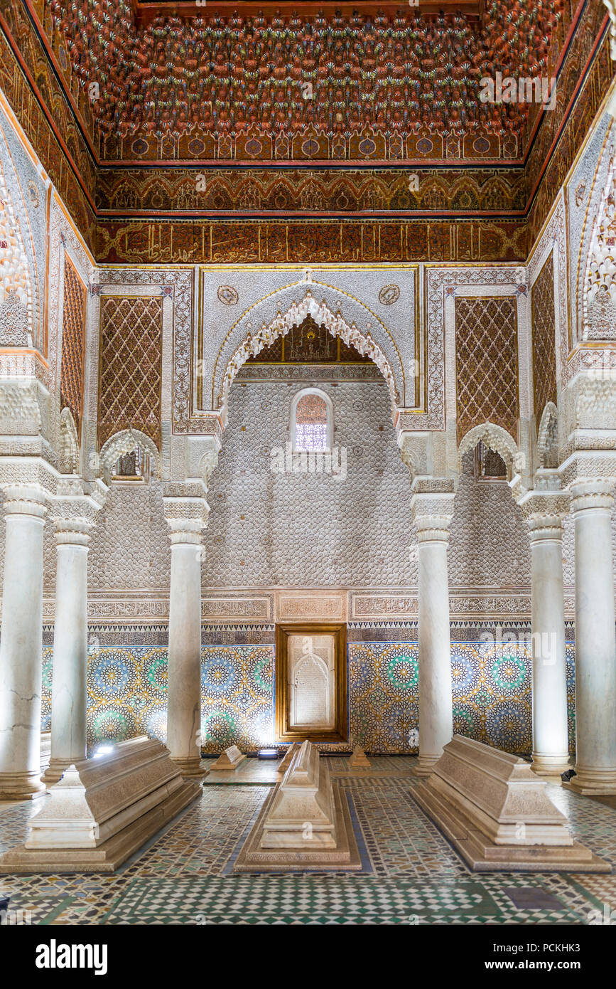 Mausolée orné de colonnes en marbre blanc, l'arabe, d'ornements, de tombes saadiennes ou tombes saadiennes, Marrakech, Maroc Banque D'Images