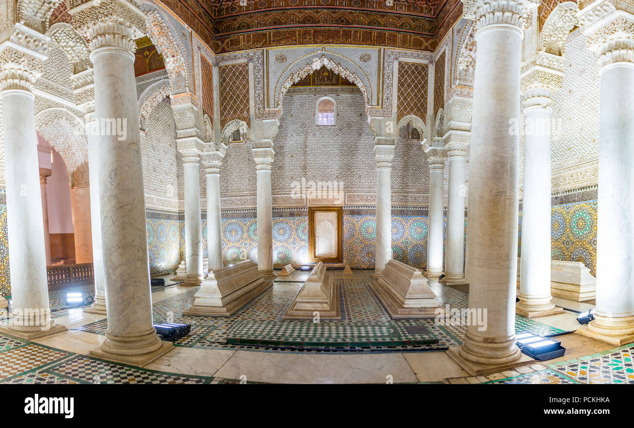 Mausolée orné de colonnes en marbre blanc, l'arabe, d'ornements, de tombes saadiennes ou tombes saadiennes, Marrakech, Maroc Banque D'Images