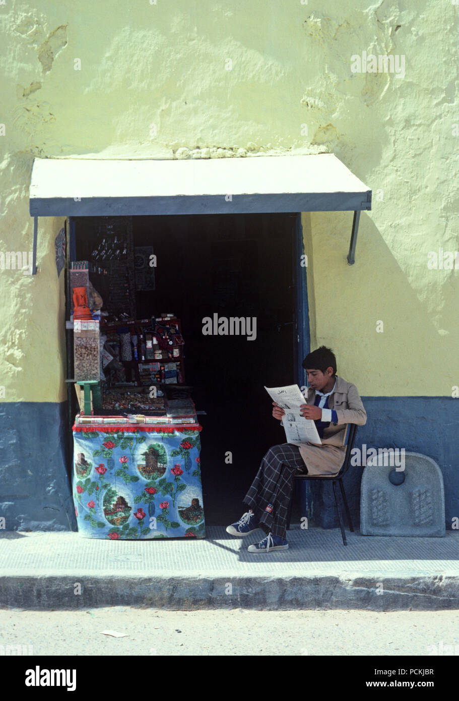 Berger arabe journal de lecture hors tabac et sweet shop dans le sud de la Tunisie, l'Afrique du Nord Banque D'Images