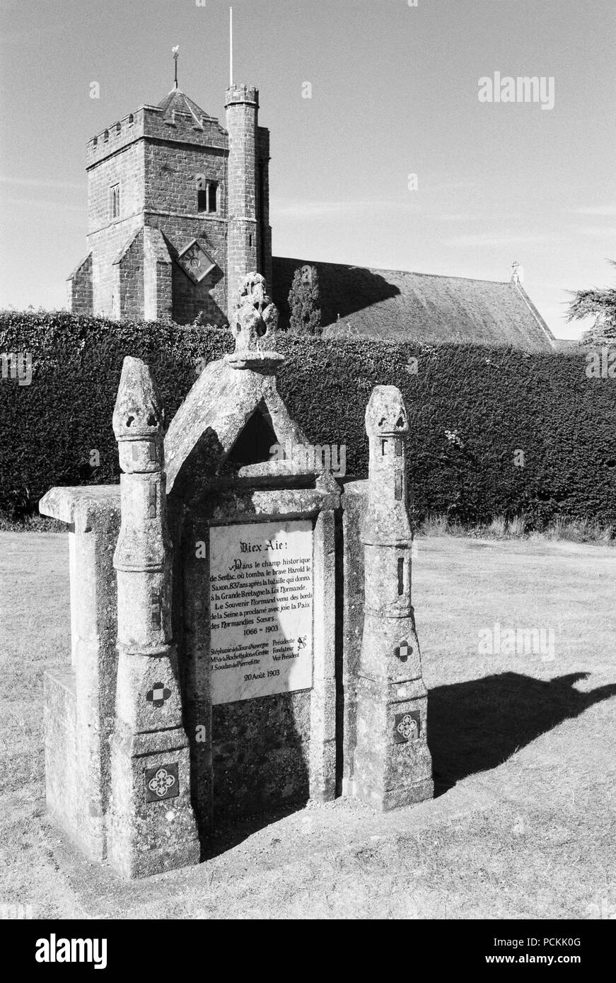 Monument français à Harold à la bataille de Hastings, dans le domaine de l'Abbaye de Battle, East Sussex, UK, avec l'église St Mary derrière Banque D'Images