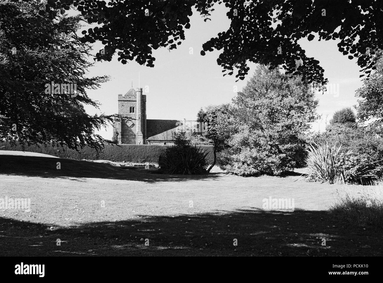 L'église St Mary, Battle East Sussex, UK, vue depuis le parc de Battle Abbey, en été Banque D'Images