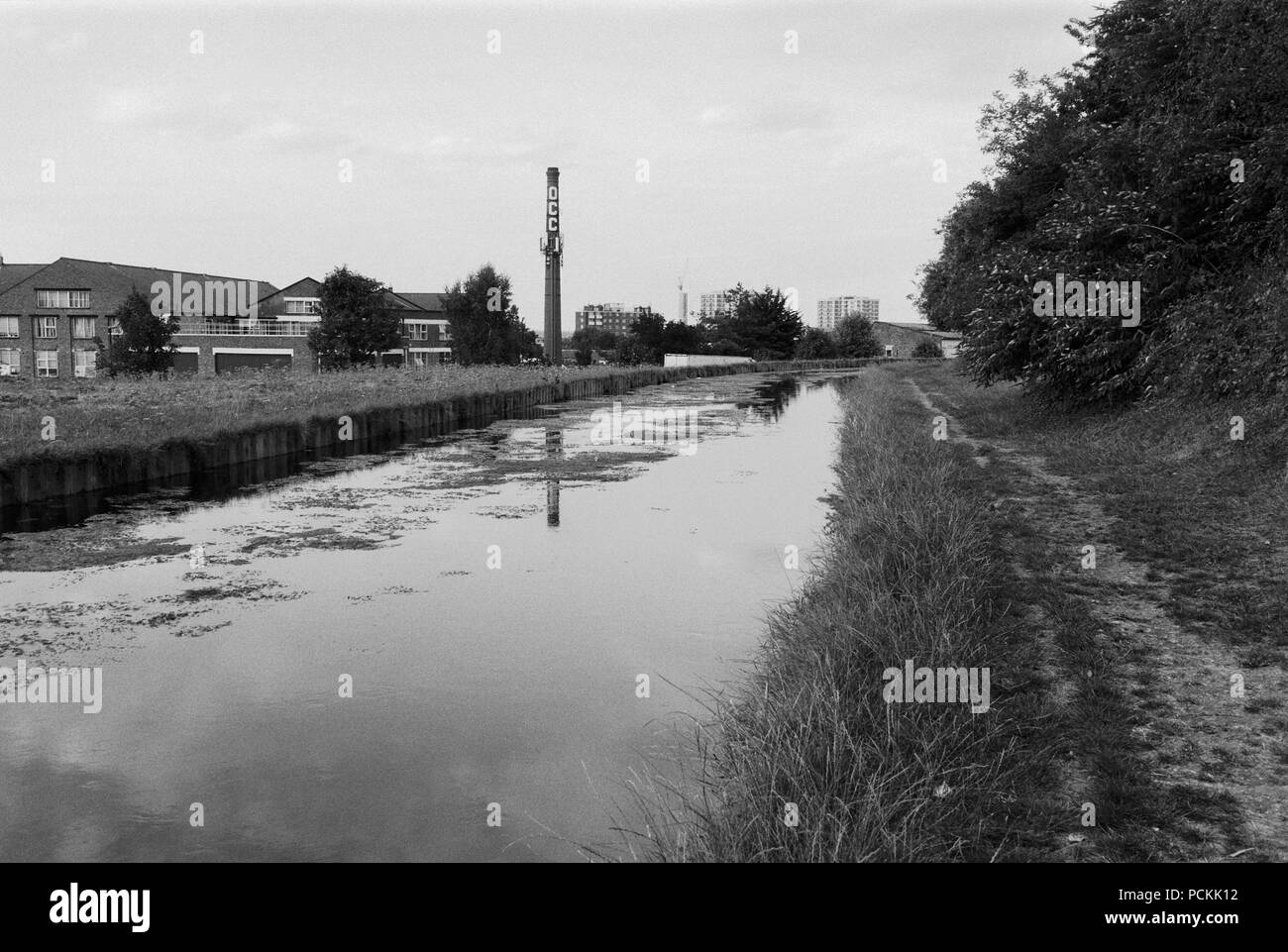 Entrepôt d'Harringay, quartier nord de Londres au Royaume-Uni, par le nouveau chemin de la rivière, au cours de la canicule de 2018 Banque D'Images