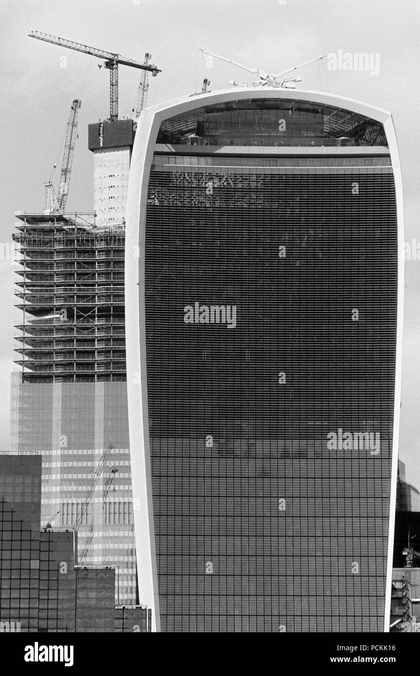 De nouveaux gratte-ciel en construction derrière la tour talkie walkie dans la ville de London, UK, vu de la rive sud Banque D'Images