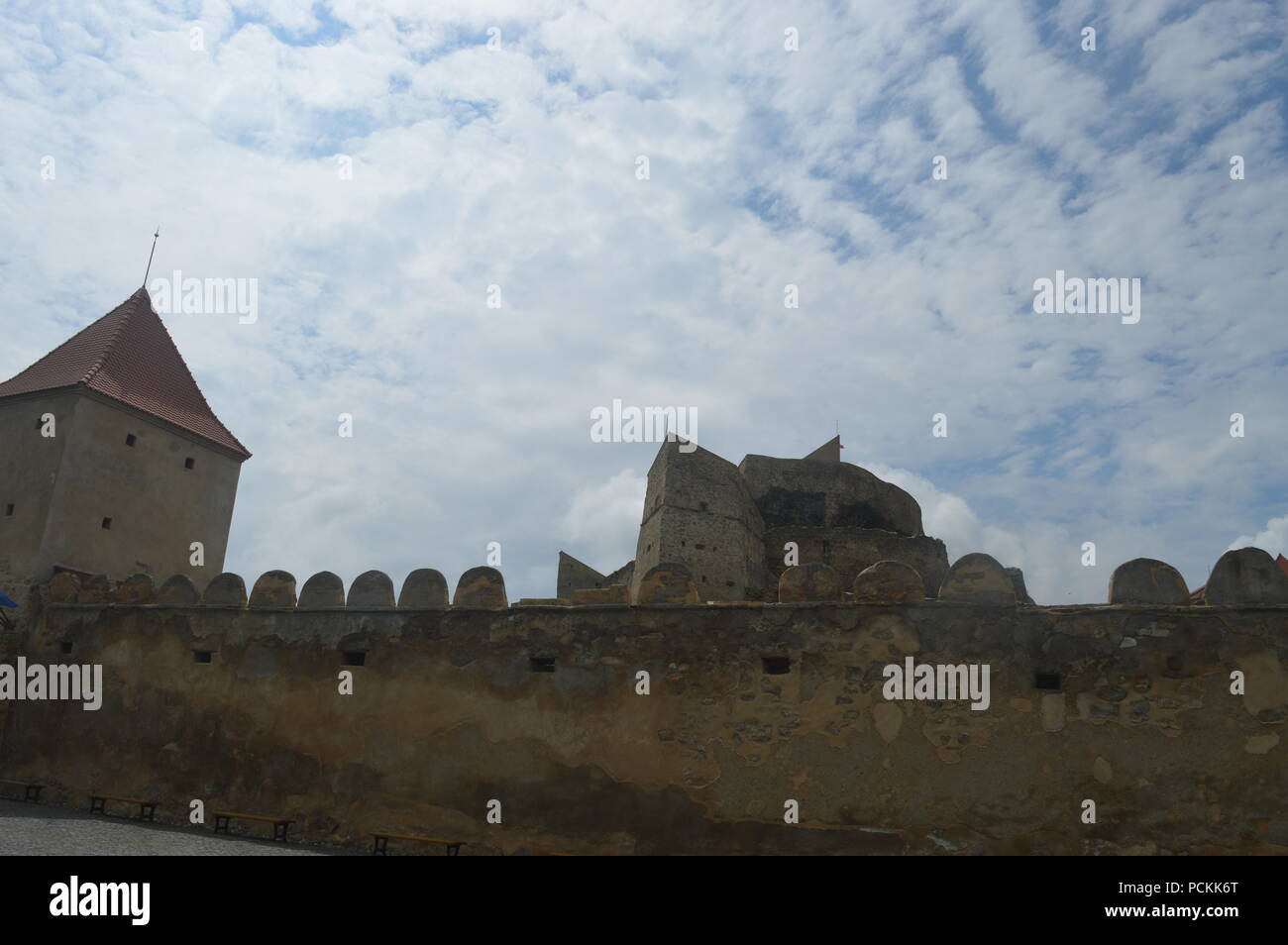 Brasov forteresse sur une colline, la Transylvanie Banque D'Images