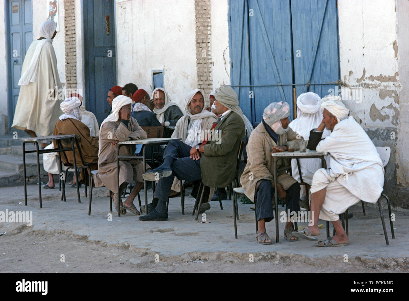 Berger arabe, assis en terrasse de café, au sud de la Tunisie, l'Afrique du Nord Banque D'Images