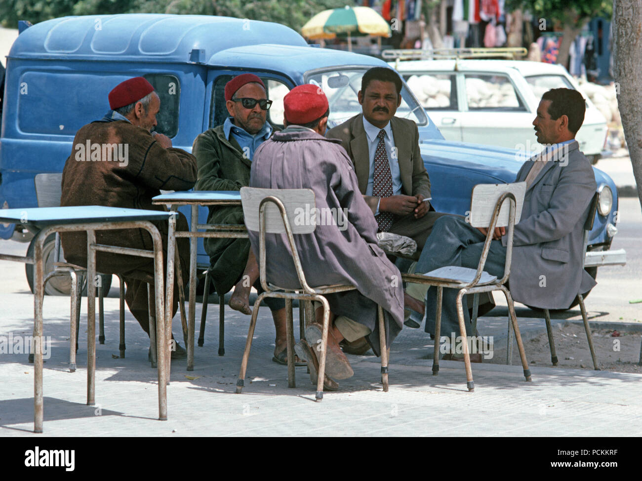 Berger arabe, assis en terrasse de café, au sud de la Tunisie, l'Afrique du Nord Banque D'Images