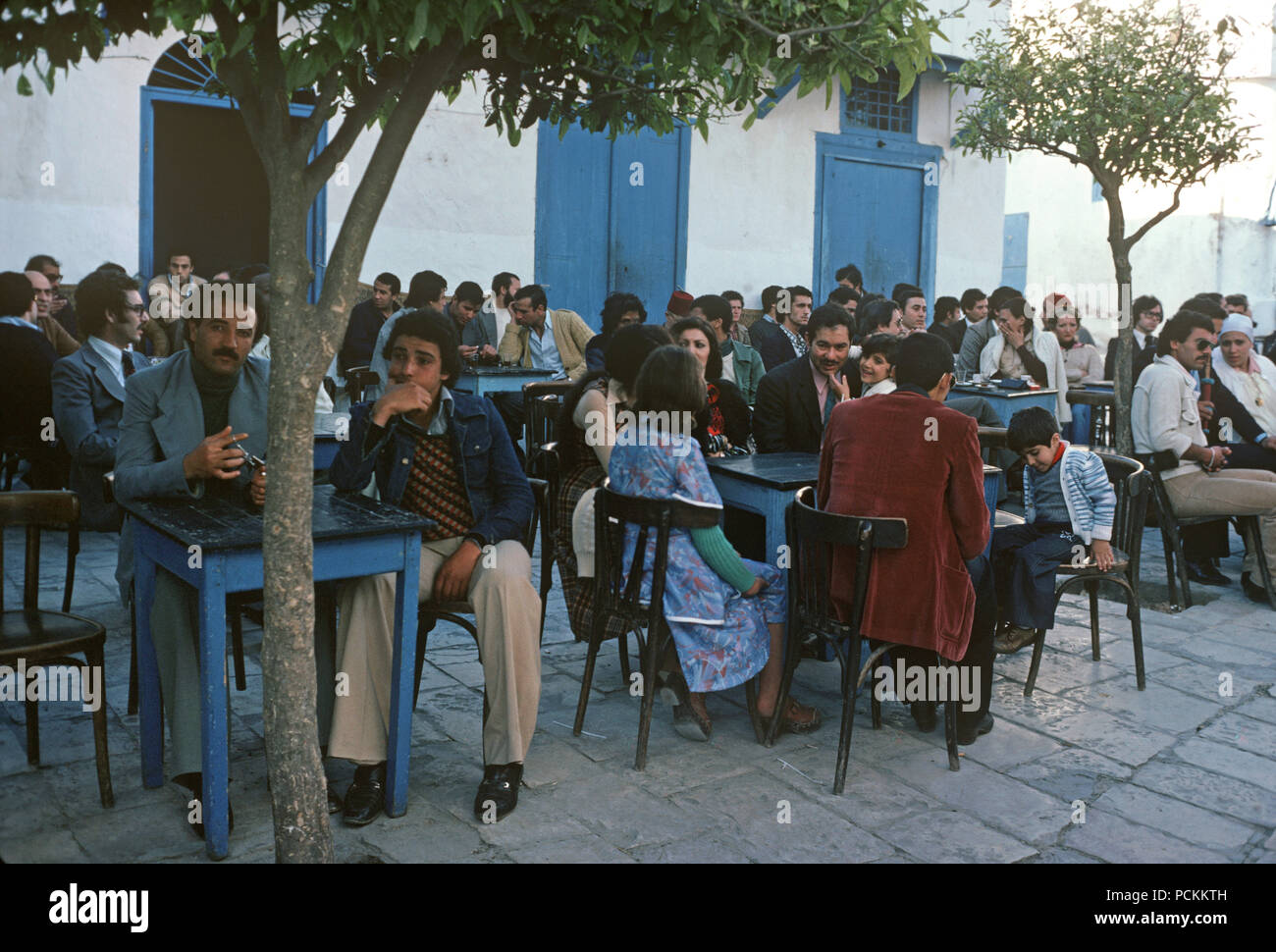 Les familles berger arabe assis en terrasse de café, au sud de la Tunisie, l'Afrique du Nord Banque D'Images