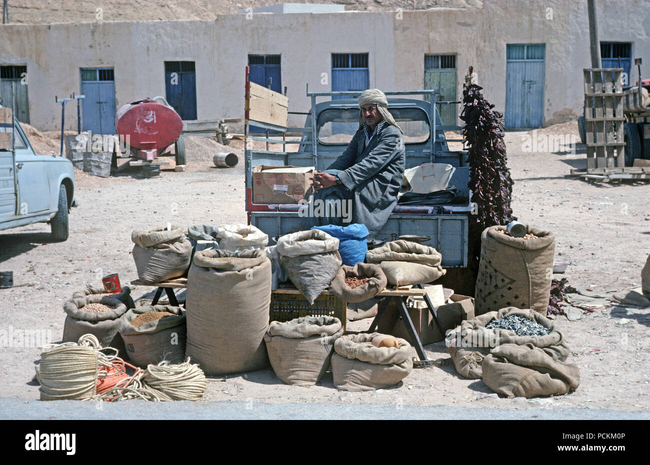 Berger arabe les noix, dates et étal de fruits en place du marché, au sud de la Tunisie, l'Afrique du Nord Banque D'Images