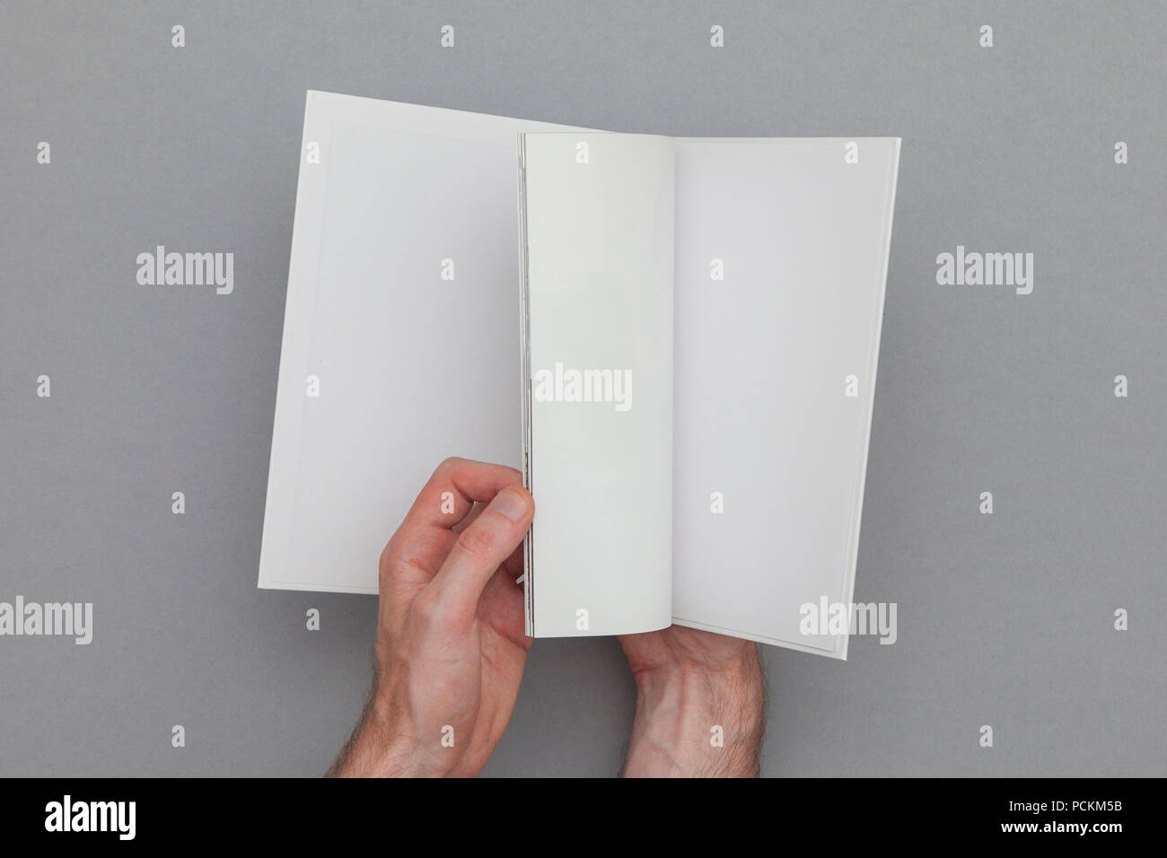 La maquette du livre. Homme hand holding blank book. Banque D'Images