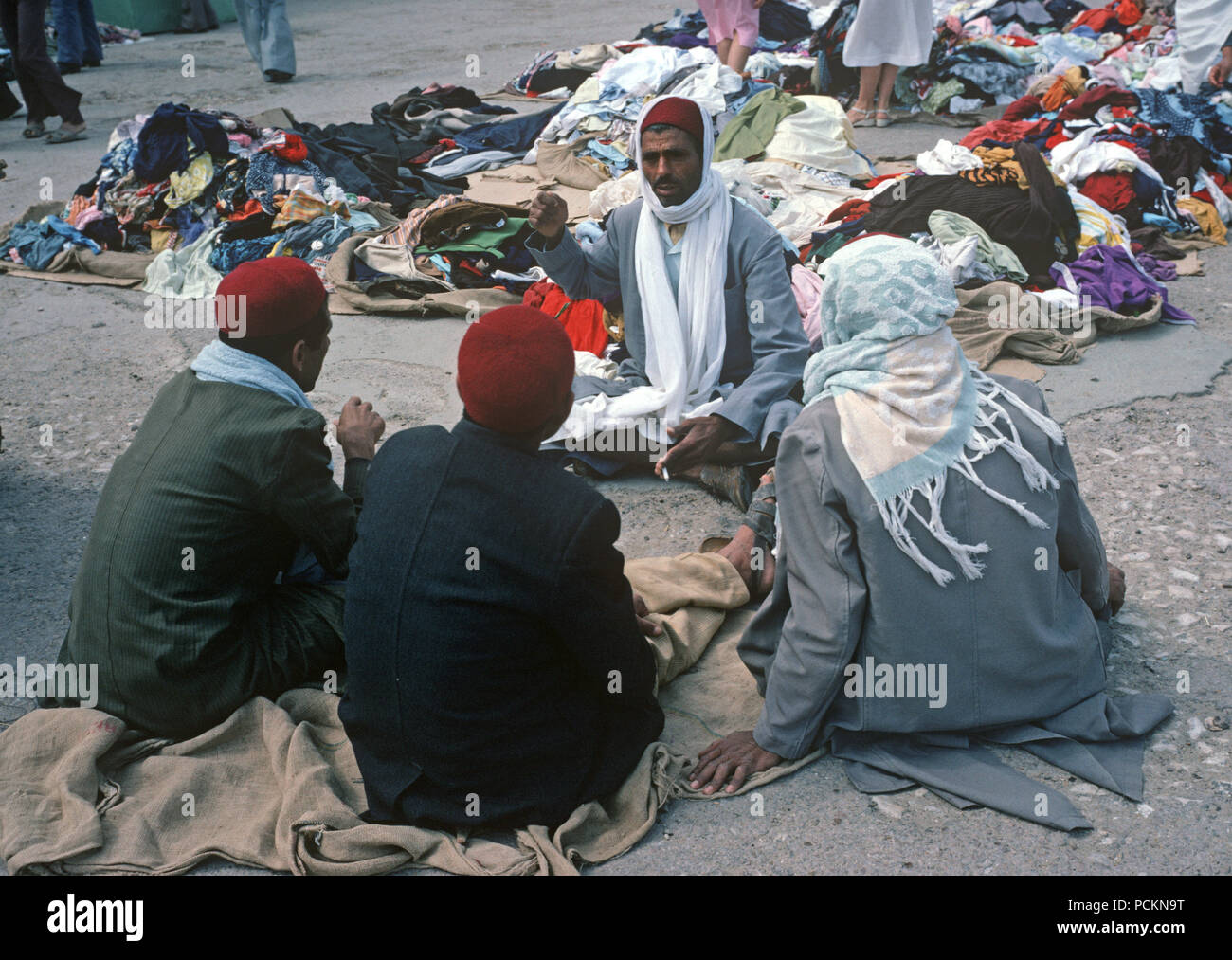 Vêtements de seconde main berger arabe, du marché de l'Afrique du Nord, Tunisie du Sud Banque D'Images