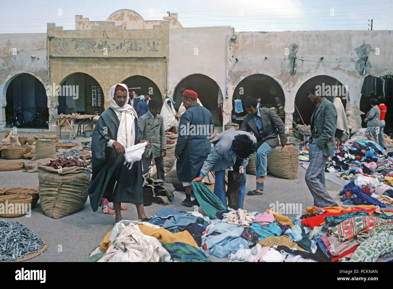 Vêtements de seconde main berger arabe, du marché de l'Afrique du Nord, Tunisie du Sud Banque D'Images