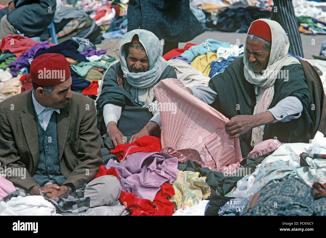 Vêtements de seconde main berger arabe, du marché de l'Afrique du Nord, Tunisie du Sud Banque D'Images