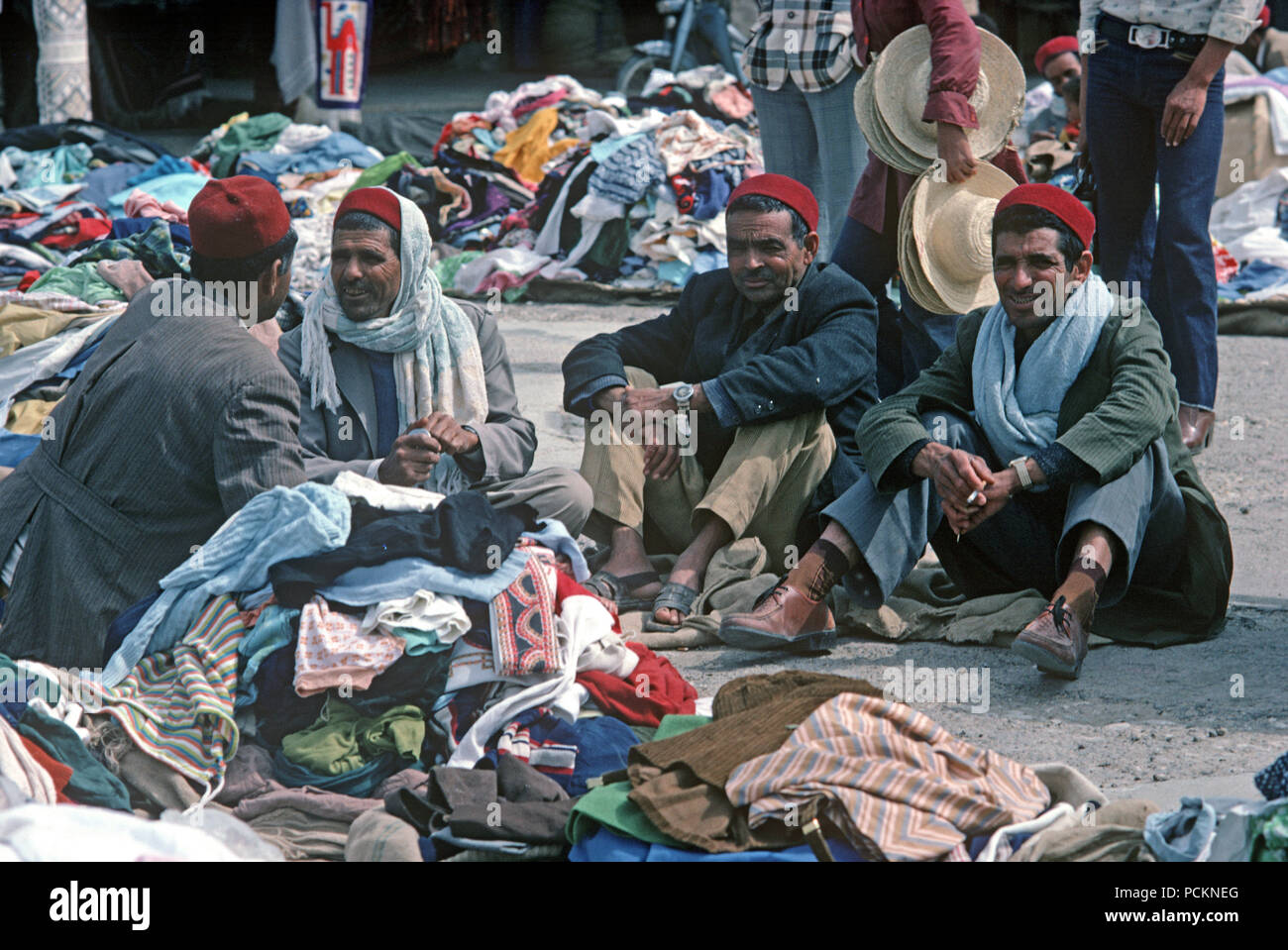 Vêtements de seconde main berger arabe, du marché de l'Afrique du Nord, Tunisie du Sud Banque D'Images