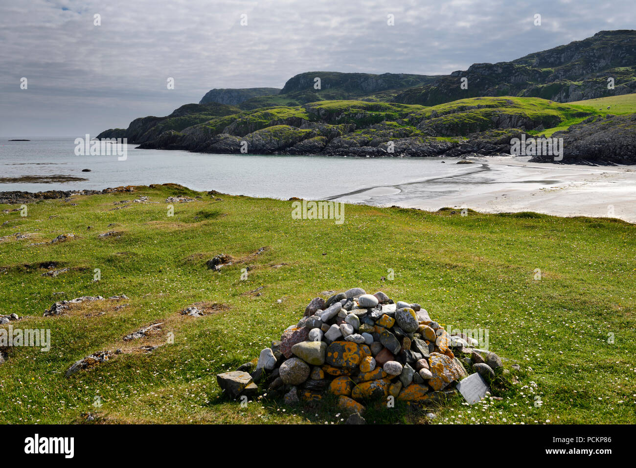 Cairn tas de pierres sur la falaise à la mer Lançon Bay Beach sur l'île d'Iona Hébrides intérieures Scotland UK Banque D'Images