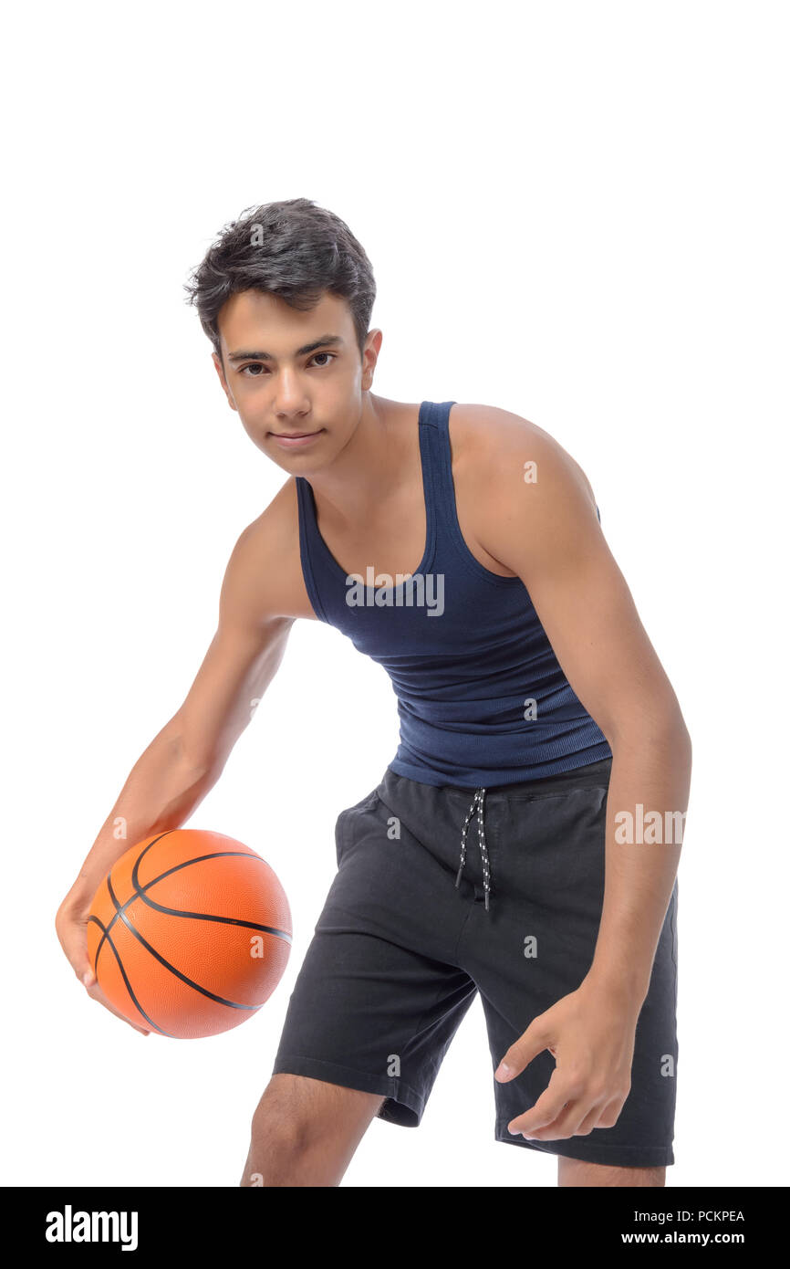 Portrait d'un jeune joueur de basket-ball passer la balle. Young caucasian boy in sportswear jouant au basket-ball sur fond blanc avec copyspace Banque D'Images