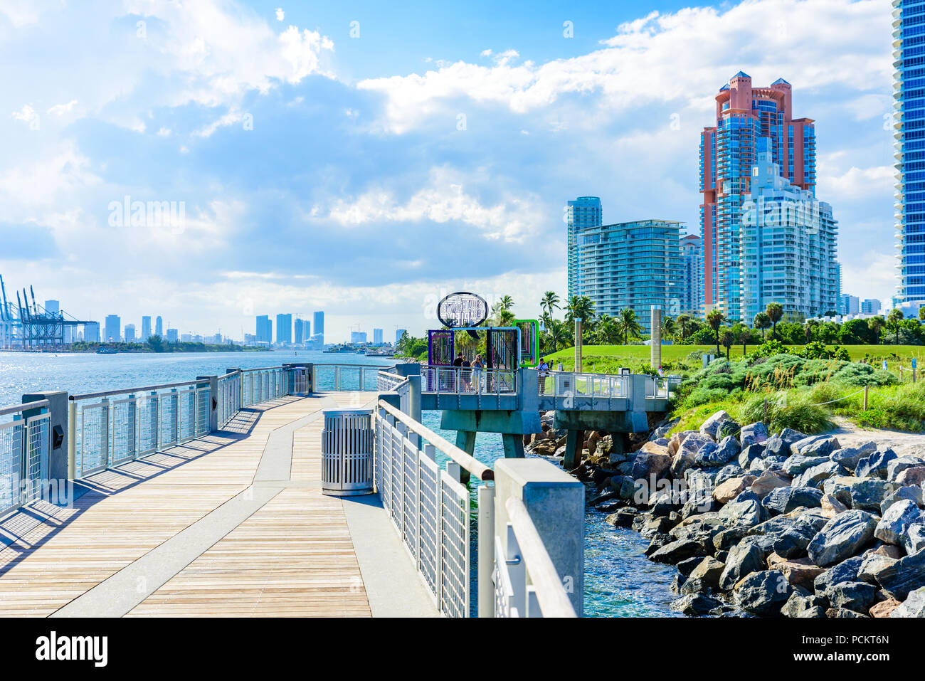 South Pointe Park et jetée de South Beach de Miami Beach. Le paradis et la côte tropical de la Floride. USA. Banque D'Images