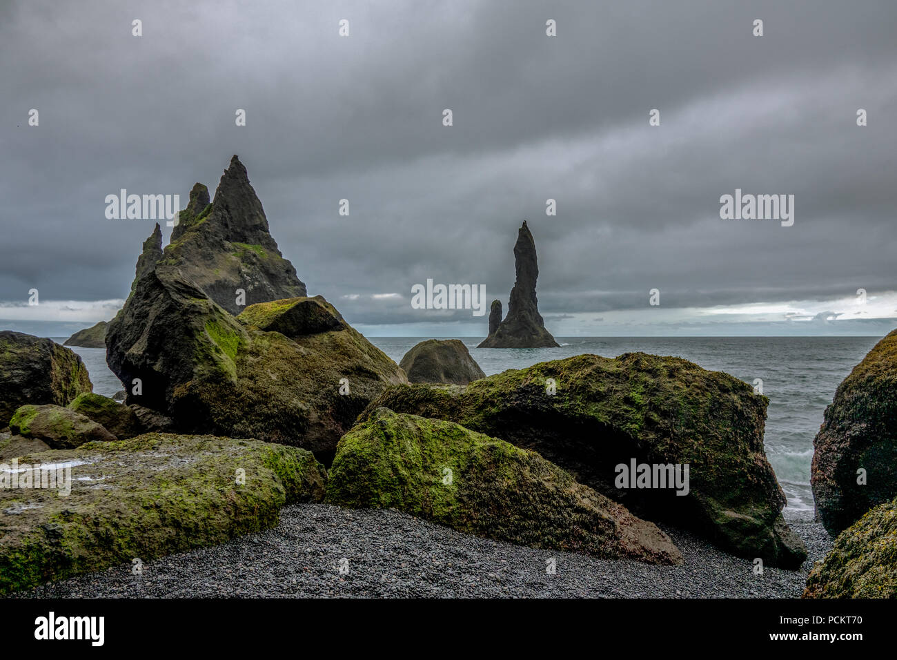 Dans le sud de l'Islande Vous pouvez trouver la plage de sable noir de Reynisfjara qui jouit d'un autre monde et formations de roche volcanique Banque D'Images
