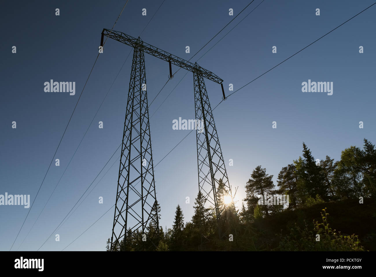 Pylône en treillis en acier ou tour de transmission d'électricité en Norvège Banque D'Images