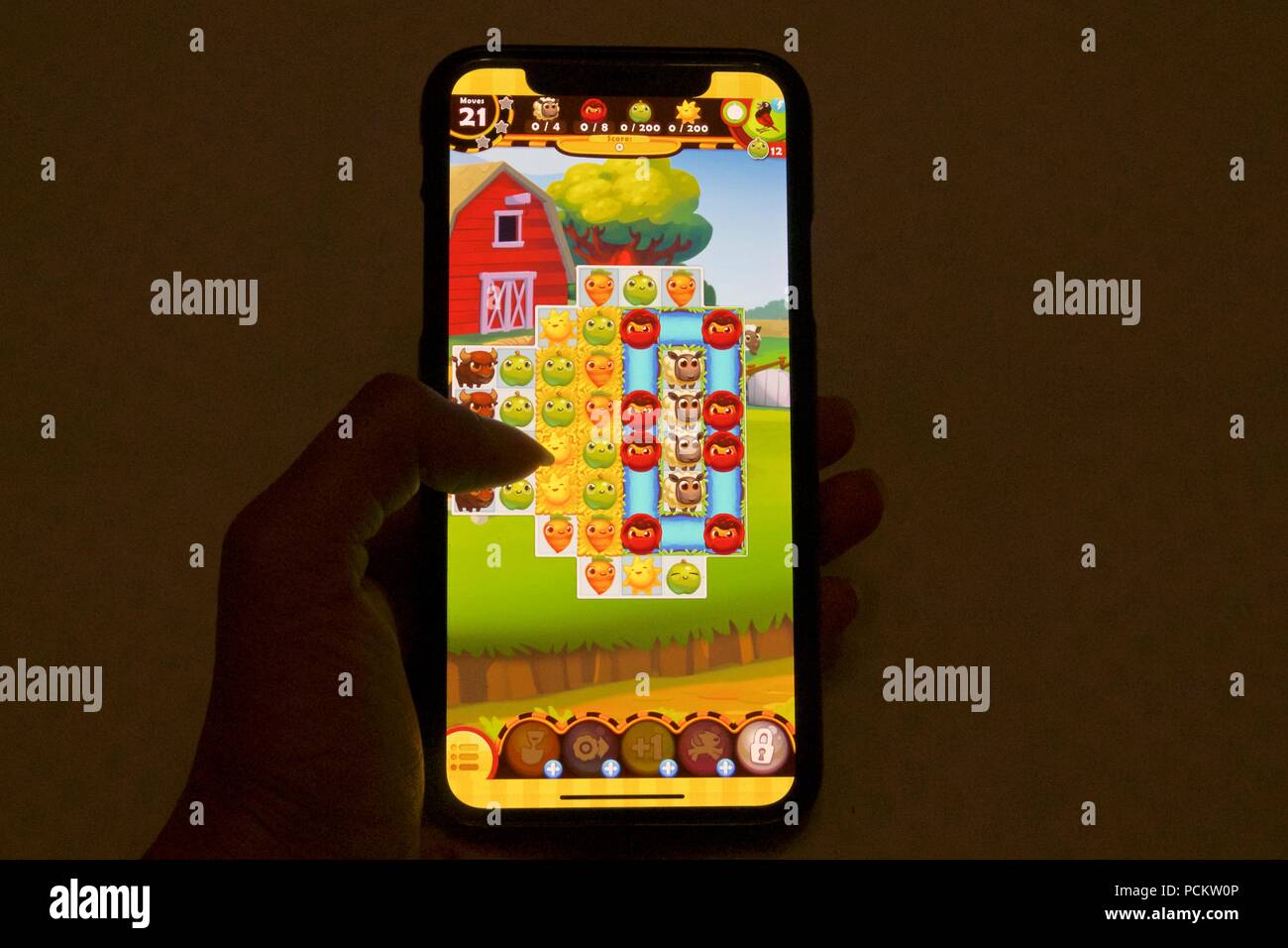 Les héros de la ferme, une saga sur le thème de la ferme jeu de puzzle match 3 fait par le Roi, sur un iPhone X Banque D'Images